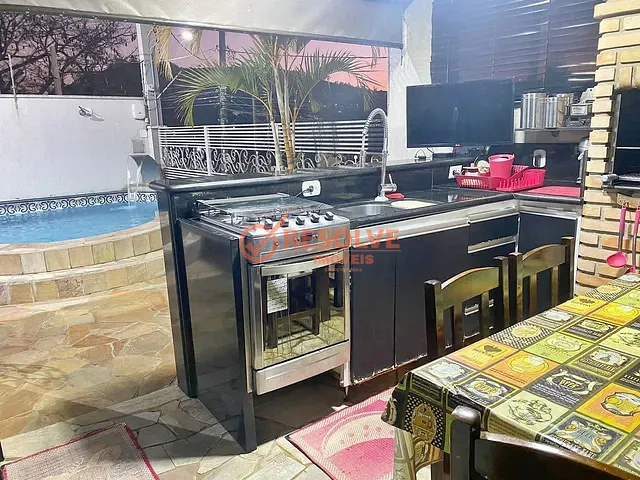 Casa com 250m² 3 quartos e 4 banheiros, à venda, no bairro Centro em Guararema