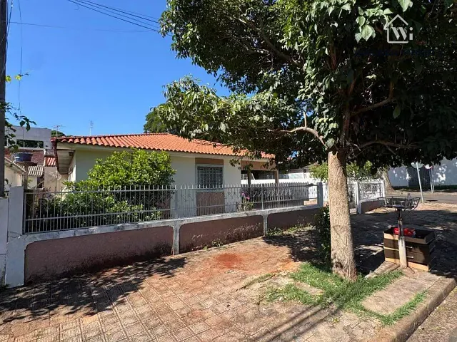Casa com 264m² 3 quartos e 2 banheiros, à venda, no bairro Vila Morangueira em Maringá