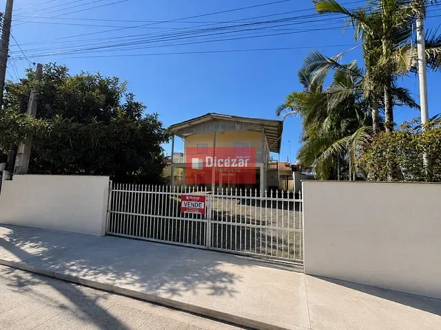 Casa 4 quartos e 2 banheiros, à venda, no bairro Praia de Armação em Penha