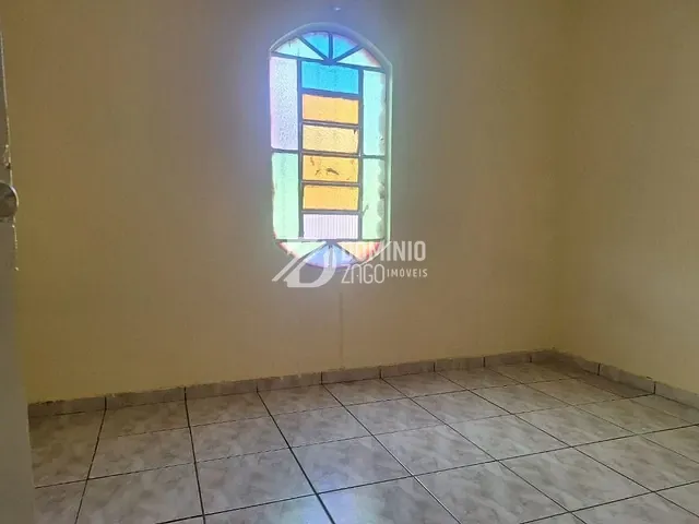 Casa com 200m² 2 quartos e 2 banheiros, para alugar, no bairro Parque São Geraldo em Uberaba