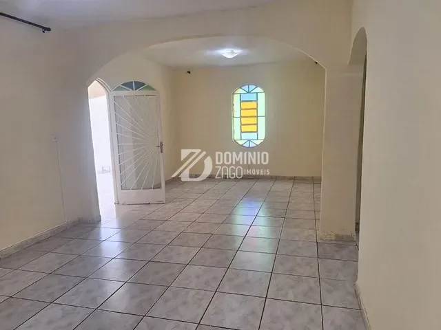 Casa com 200m² 2 quartos e 2 banheiros, para alugar, no bairro Parque São Geraldo em Uberaba