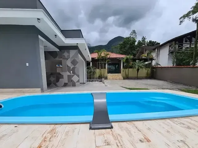 Casa com 700m² 4 quartos e 2 banheiros, à venda ou para alugar, no bairro Limoeiro em Guapimirim