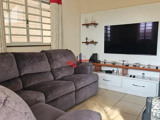 Casa com 159m² 3 quartos e 2 banheiros, à venda, no bairro Vila Emil em Mesquita