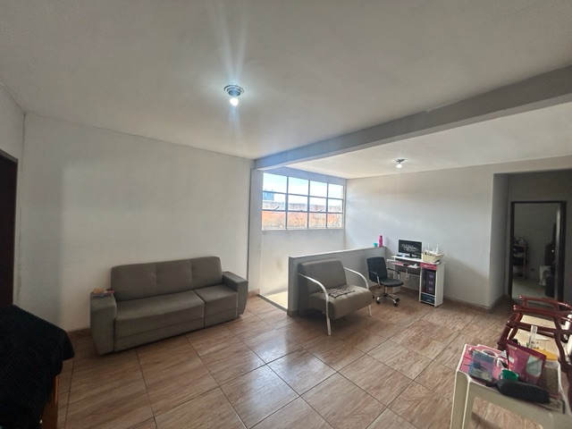 Casa com 180m² 3 quartos e 2 banheiros, à venda, no bairro Vale das Amendoeiras em Contagem