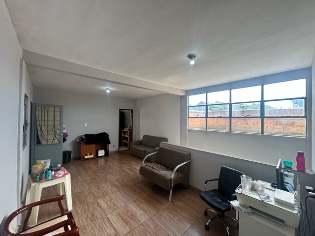 Casa com 180m² 3 quartos e 2 banheiros, à venda, no bairro Vale das Amendoeiras em Contagem
