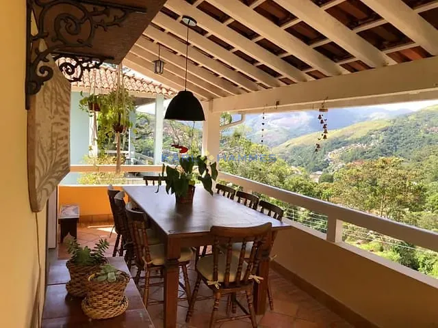 Casa com 400m² 4 quartos e 1 banheiro, à venda, no bairro Retiro em Petrópolis