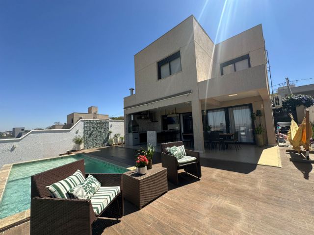 Casa com 360m² 4 quartos e 4 banheiros, à venda, no bairro Jardins Nápoles em Senador Canedo