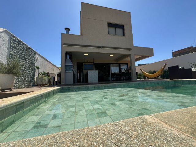 Casa com 360m² 4 quartos e 4 banheiros, à venda, no bairro Jardins Nápoles em Senador Canedo