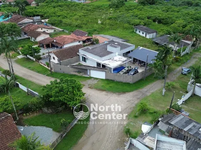 Casa com 457m² 3 quartos e 3 banheiros, à venda, no bairro Costeira em Balneário Barra do Sul