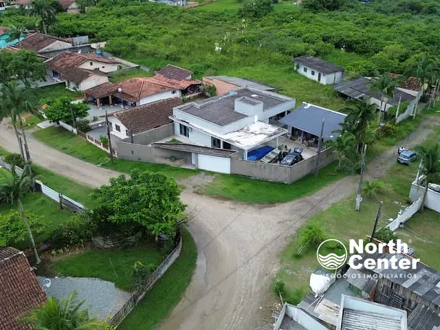 Casa com 457m² 3 quartos e 3 banheiros, à venda, no bairro Costeira em Balneário Barra do Sul