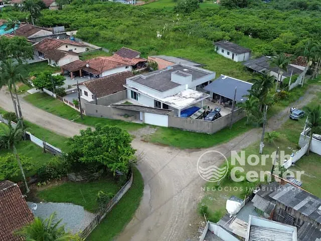 Casa com 457m² 3 quartos e 3 banheiros, à venda, no bairro Costeira em Balneário Barra do Sul