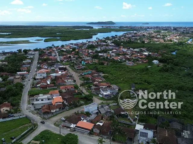 Casa com 457m² 3 quartos e 3 banheiros, à venda, no bairro Costeira em Balneário Barra do Sul