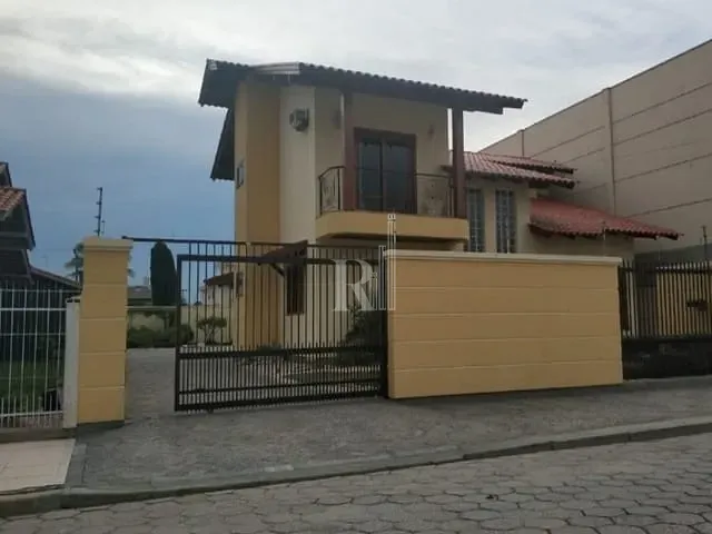 Casa com 590m² 3 quartos e 4 banheiros, à venda, no bairro Centro em Tijucas