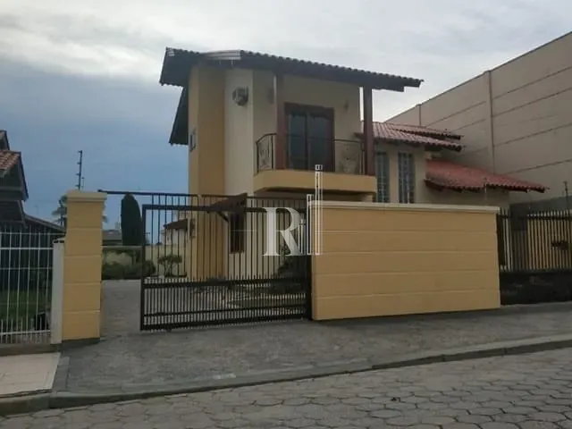 Casa com 590m² 3 quartos e 4 banheiros, à venda, no bairro Centro em Tijucas