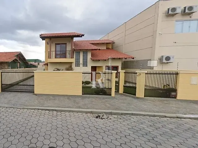 Casa com 590m² 3 quartos e 4 banheiros, à venda, no bairro Centro em Tijucas