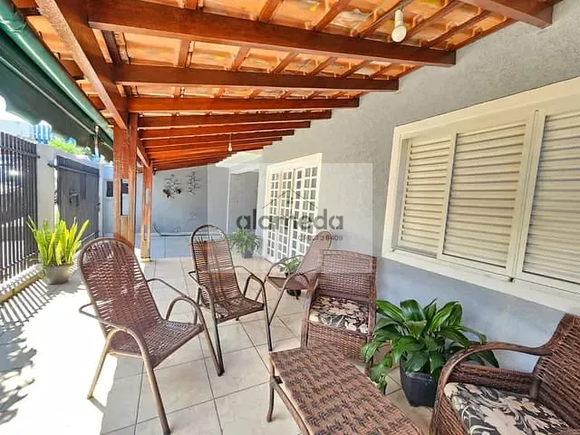 Casa com 295m² 4 quartos e 2 banheiros, à venda, no bairro CENTRO em Jacarezinho