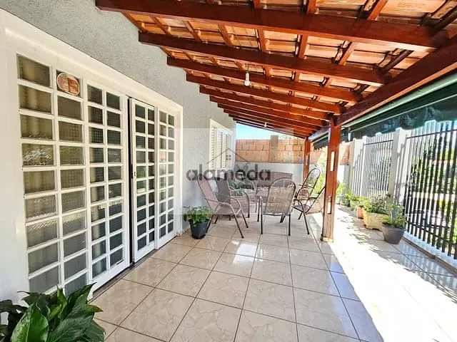 Casa com 295m² 4 quartos e 2 banheiros, à venda, no bairro CENTRO em Jacarezinho