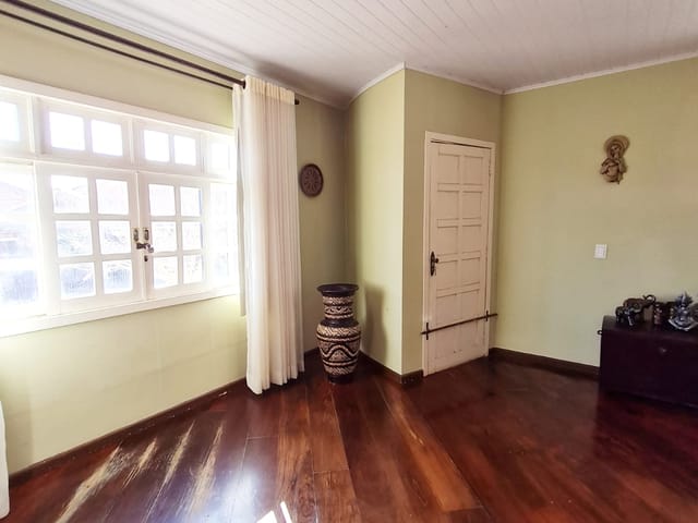 Casa com 360m² 4 quartos e 3 banheiros, à venda, no bairro Nova Rússia em Ponta Grossa