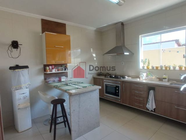 Casa com 300m², à venda, no bairro Portal das Colinas em Guaratinguetá