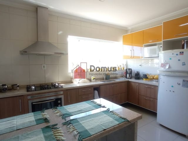 Casa com 300m², à venda, no bairro Portal das Colinas em Guaratinguetá