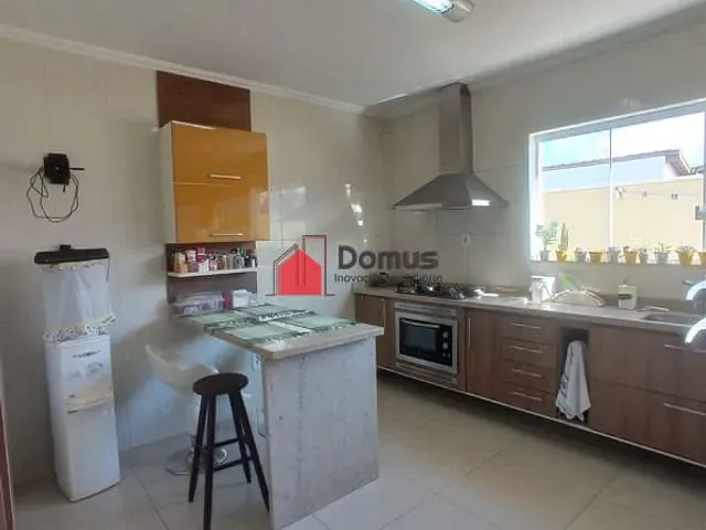 Casa com 300m², à venda, no bairro Portal das Colinas em Guaratinguetá