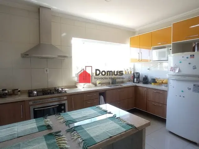 Casa com 300m², à venda, no bairro Portal das Colinas em Guaratinguetá