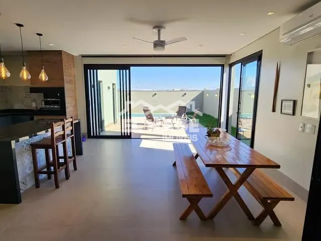 Casa com 321m² 4 quartos e 6 banheiros, à venda, no bairro Parque Universitário em Cuiabá