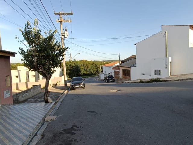 Foto do Casa - VENDO ÓTIMO SOBRADO - JD. ILHA DAS FLORES - SALTO DE PIRAPORA/SP.
Área Construída: 95 m²  / Área Terreno: 125m²

CASA
- 1 Dormitório, tendo possibilidade em reverter sala com 2° dormitório;
- Cozinha Independente;
- Sala de Estar/TV;
- Banheiro;
- Área de serviço;
- Garagem coberta para 2 veículos.

SUBSOLO (PARTE FUNDOS)
- Quintal com grama e espaço para horta;
- Área gourmet com churrasqueira;
- Lavabo;
- Duas salas no subsolo, utilizada com despensa.

LOCALIZAÇÃO
- O Bairro Jardim Ilha das Flores está localizado na região central de Salto de Pirapora, a 2 minutos do centro da cidade. Com uma única entra/saída, o bairro tem tranquilidade e segurança.
- À 20 minutos do Shopping Iguatemi Esplanada.
- À 25 minutos do Centro da Cidade de Sorocaba.
- À 1 hora de São Paulo/SP.

Não fique na dúvida!
Entre em contato e agende uma visita.

Compre com Segurança e Atendimento Exclusivo. | GHC IMÓVEIS