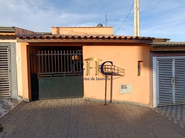 Foto do Casa - VENDO ÓTIMO SOBRADO - JD. ILHA DAS FLORES - SALTO DE PIRAPORA/SP.
Área Construída: 95 m²  / Área Terreno: 125m²

CASA
- 1 Dormitório, tendo possibilidade em reverter sala com 2° dormitório;
- Cozinha Independente;
- Sala de Estar/TV;
- Banheiro;
- Área de serviço;
- Garagem coberta para 2 veículos.

SUBSOLO (PARTE FUNDOS)
- Quintal com grama e espaço para horta;
- Área gourmet com churrasqueira;
- Lavabo;
- Duas salas no subsolo, utilizada com despensa.

LOCALIZAÇÃO
- O Bairro Jardim Ilha das Flores está localizado na região central de Salto de Pirapora, a 2 minutos do centro da cidade. Com uma única entra/saída, o bairro tem tranquilidade e segurança.
- À 20 minutos do Shopping Iguatemi Esplanada.
- À 25 minutos do Centro da Cidade de Sorocaba.
- À 1 hora de São Paulo/SP.

Não fique na dúvida!
Entre em contato e agende uma visita.

Compre com Segurança e Atendimento Exclusivo. | GHC IMÓVEIS
