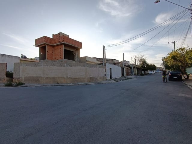 Foto do Casa - VENDO ÓTIMO SOBRADO - JD. ILHA DAS FLORES - SALTO DE PIRAPORA/SP.
Área Construída: 95 m²  / Área Terreno: 125m²

CASA
- 1 Dormitório, tendo possibilidade em reverter sala com 2° dormitório;
- Cozinha Independente;
- Sala de Estar/TV;
- Banheiro;
- Área de serviço;
- Garagem coberta para 2 veículos.

SUBSOLO (PARTE FUNDOS)
- Quintal com grama e espaço para horta;
- Área gourmet com churrasqueira;
- Lavabo;
- Duas salas no subsolo, utilizada com despensa.

LOCALIZAÇÃO
- O Bairro Jardim Ilha das Flores está localizado na região central de Salto de Pirapora, a 2 minutos do centro da cidade. Com uma única entra/saída, o bairro tem tranquilidade e segurança.
- À 20 minutos do Shopping Iguatemi Esplanada.
- À 25 minutos do Centro da Cidade de Sorocaba.
- À 1 hora de São Paulo/SP.

Não fique na dúvida!
Entre em contato e agende uma visita.

Compre com Segurança e Atendimento Exclusivo. | GHC IMÓVEIS