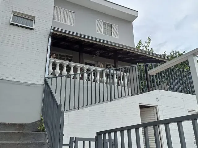 Casa com 150m² 5 quartos e 3 banheiros, à venda, no bairro Chácara Alvorada em Poços de Caldas