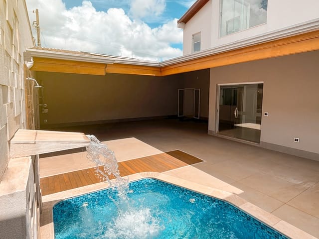 Casa 4 quartos e 3 banheiros, à venda, no bairro Centro em Franca