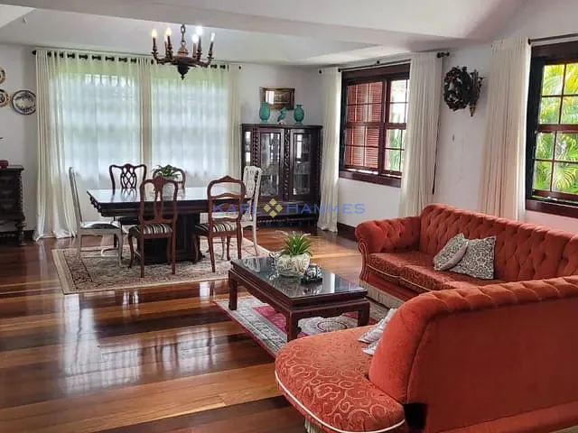 Casa com 675m² 6 quartos e 1 banheiro, à venda, no bairro Quitandinha em Petrópolis