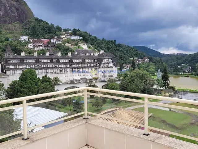 Casa com 675m² 6 quartos e 1 banheiro, à venda, no bairro Quitandinha em Petrópolis