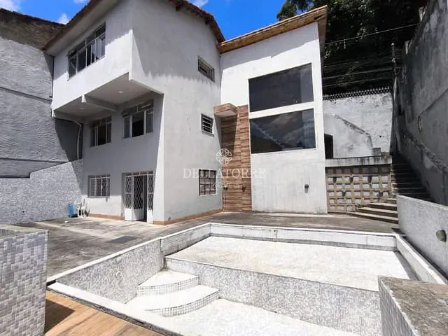 Casa com 412m² 4 quartos e 4 banheiros, à venda, no bairro Várzea em Teresópolis