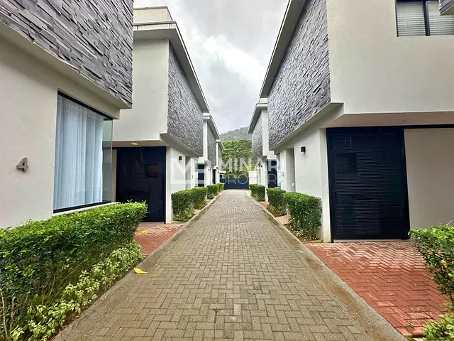 Casa 3 quartos e 4 banheiros, à venda, no bairro Maresias em São Sebastião