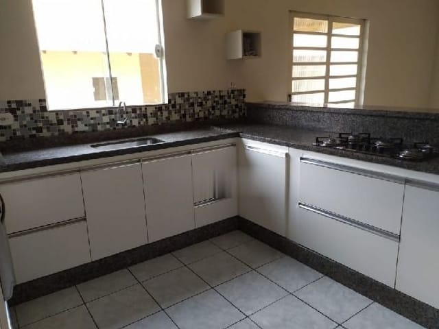 Casa com 300m² 2 quartos e 3 banheiros, à venda, no bairro Jardim Vila Rica em Cambé