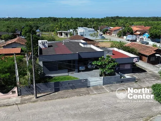 Casa 3 quartos e 2 banheiros, à venda, no bairro Costeira em Balneário Barra do Sul