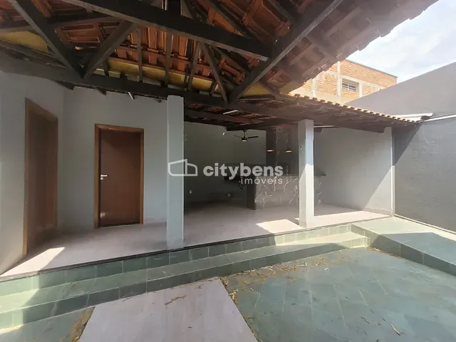 Casa com 250m² 3 quartos e 2 banheiros, à venda, no bairro Umuarama em Araçatuba