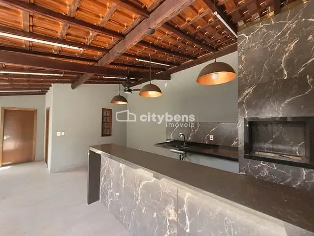 Casa com 250m² 3 quartos e 2 banheiros, à venda, no bairro Umuarama em Araçatuba
