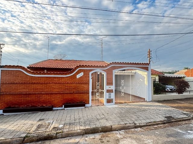 Casa com 250m² 5 quartos e 2 banheiros, à venda, no bairro Cecap em Tatuí