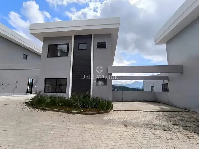 Casa com 179m² 4 quartos e 3 banheiros, à venda, no bairro Golfe em Teresópolis