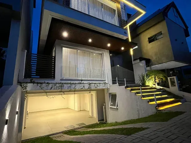 Casa 3 quartos e 3 banheiros, à venda, no bairro Santa Cândida em Curitiba