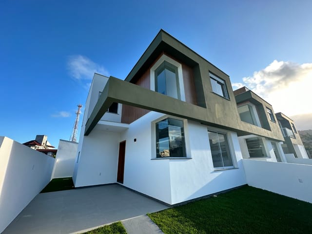 Foto do Casa - Casa de dois pavimentos, financiável, com 3 quartos, um deles suíte, a 450 metros da Praia dos Açores e com vista para o mar - Florianópolis/SC. | Costão Sul Imóveis