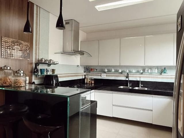 Casa com 240m² 5 quartos e 4 banheiros, à venda, no bairro Colina de Laranjeiras em Serra
