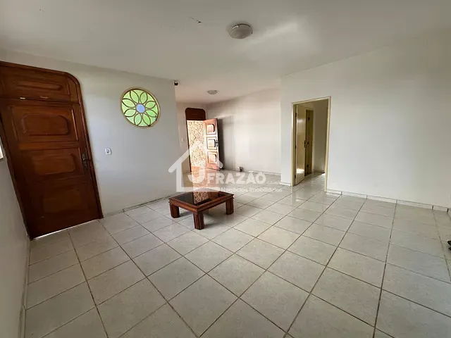 Casa com 598m² 4 quartos e 3 banheiros, à venda, no bairro Parque Industrial de Goiânia em Goiânia