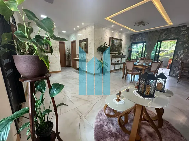 Casa com 449m² 3 quartos e 2 banheiros, à venda, no bairro Praia do Estaleiro em Balneário Camboriú