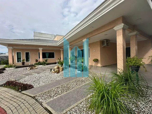 Casa com 449m² 3 quartos e 2 banheiros, à venda, no bairro Praia do Estaleiro em Balneário Camboriú