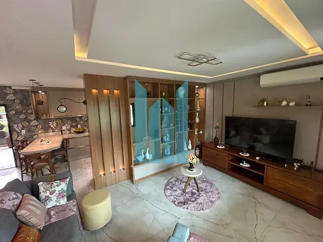 Casa com 449m² 3 quartos e 2 banheiros, à venda, no bairro Praia do Estaleiro em Balneário Camboriú