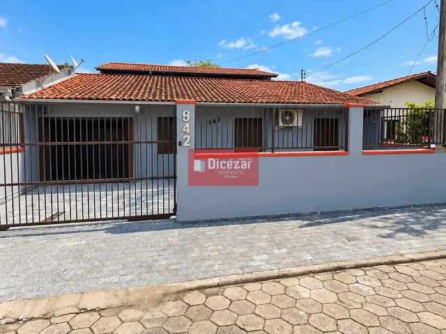 Casa 6 quartos e 3 banheiros, à venda, no bairro Praia de Armação em Penha